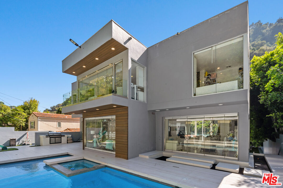 Property Photo:  1590 Benedict Canyon Dr  CA 90210 