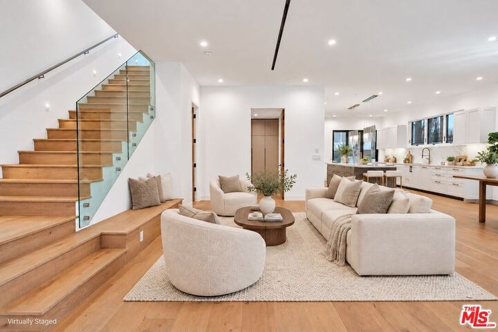 Property Photo:  656 San Juan Ave  CA 90291 