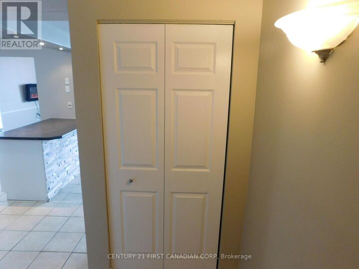 Property Photo:  323 Colborne Street 2004  ON N6B 3N8 