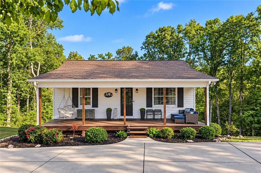 Property Photo:  1015 Shamrock Lane  GA 30107 