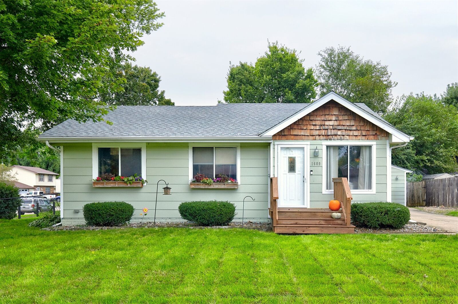Property Photo:  1609 NW Greenwood Street  IA 50023 