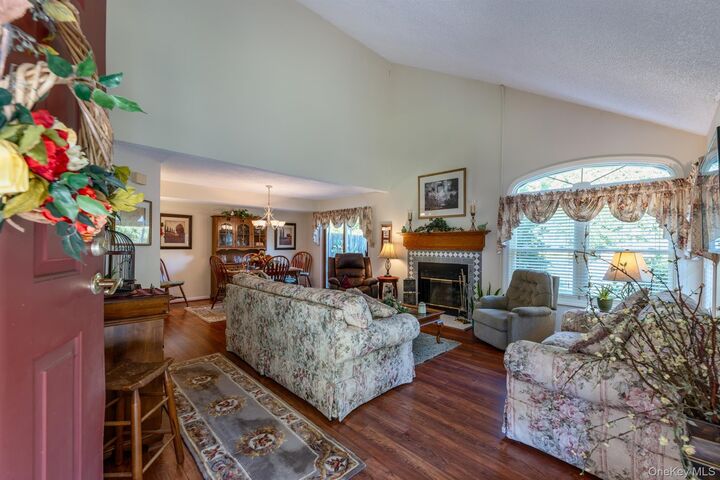 Property Photo:  1 Cottonwood Circle  NY 12477 