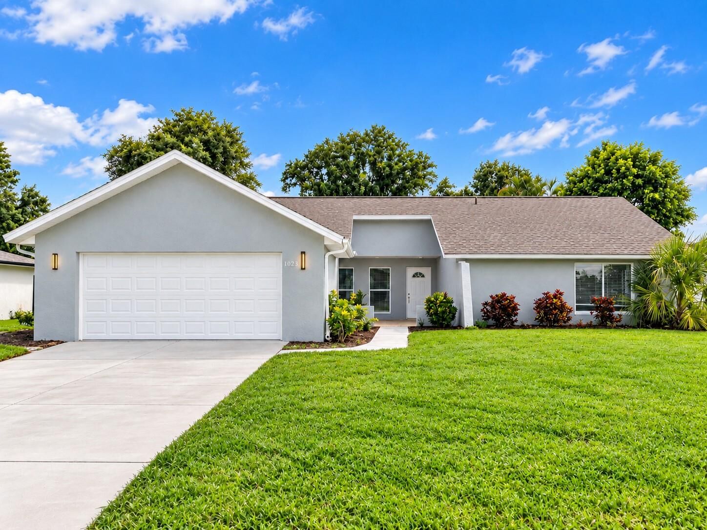 Property Photo: 1023 Deer Run FL 34293
