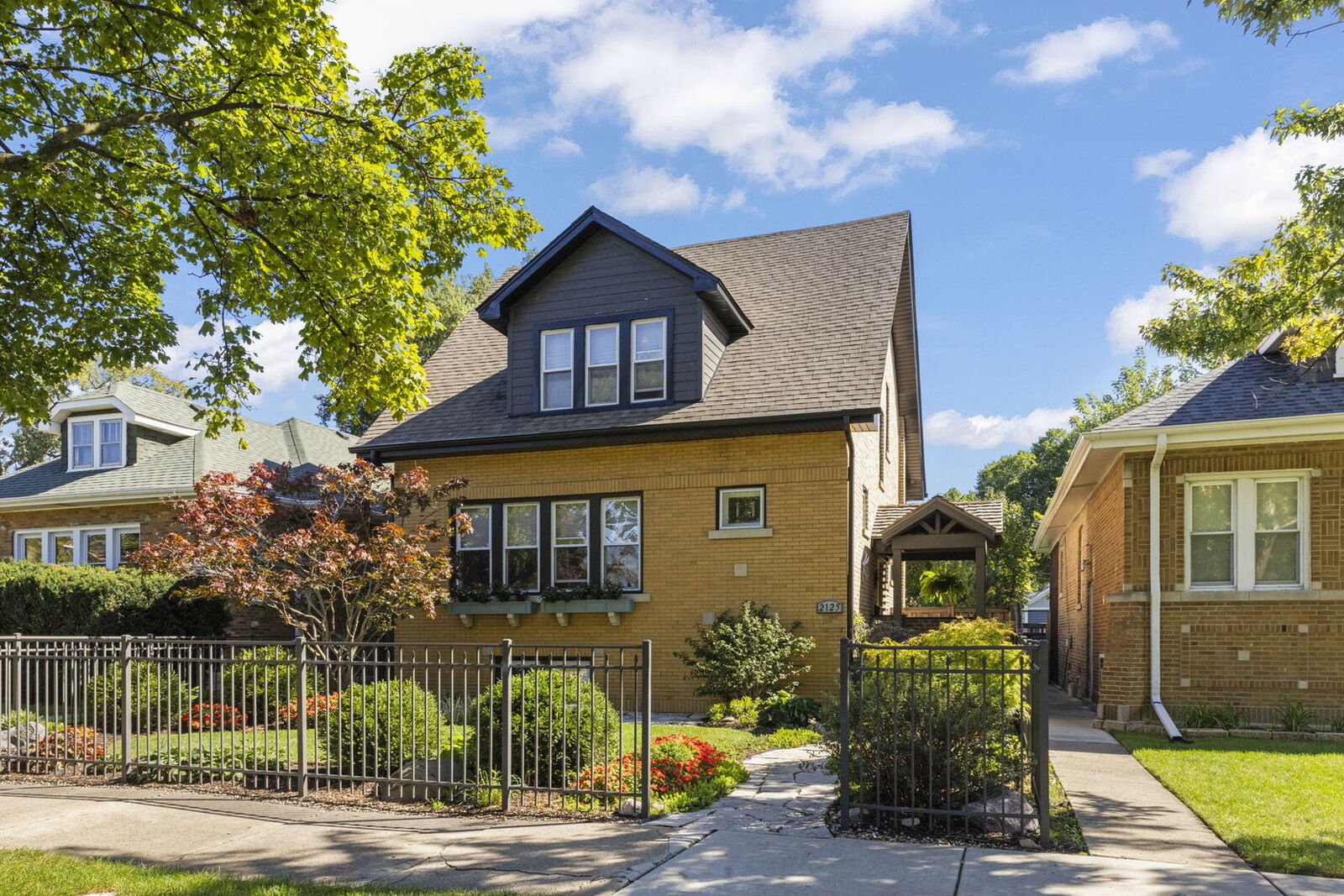 Property Photo: 2125 N Neva Avenue IL 60707