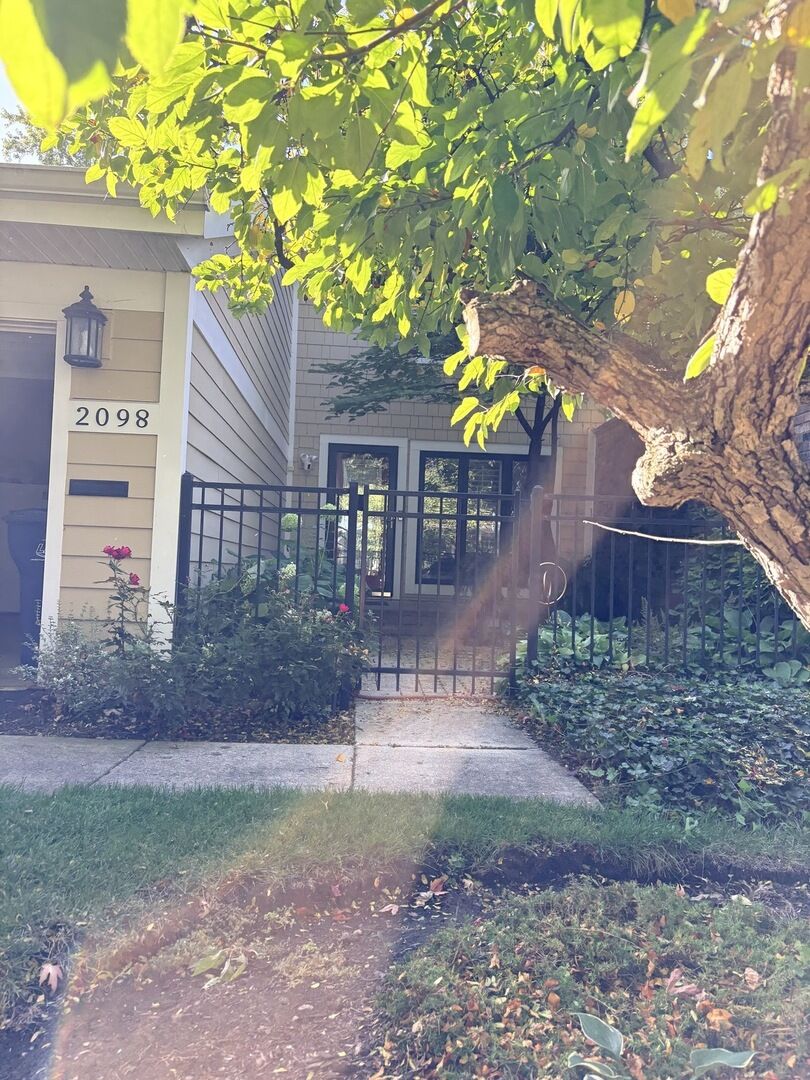 Property Photo: 2098 Creekside Drive IL 60189