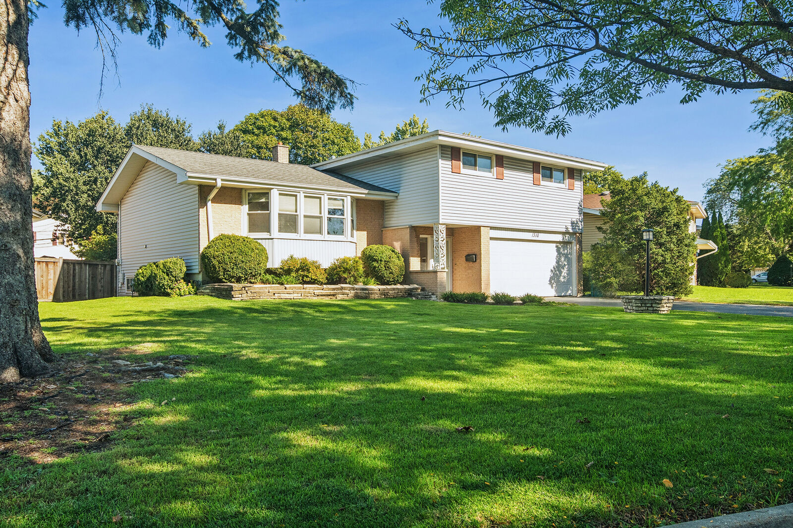 Property Photo:  1310 E Ironwood Drive  IL 60056 