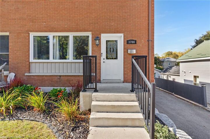 Property Photo:  1708 Franklin Boulevard  ON N3C 1P1 