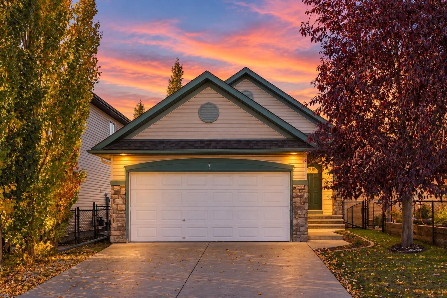 Property Photo:  7 Royal Birch Green NW  AB T3G 5L5 
