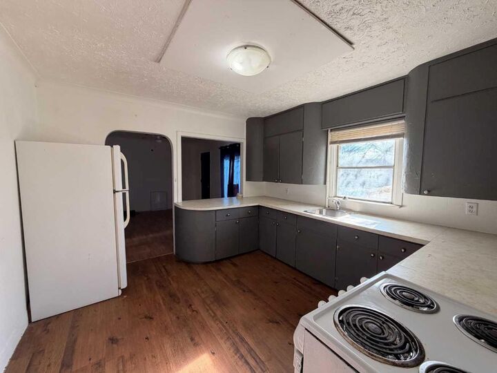 Property Photo:  802 6 Avenue  AB T9W 1C2 