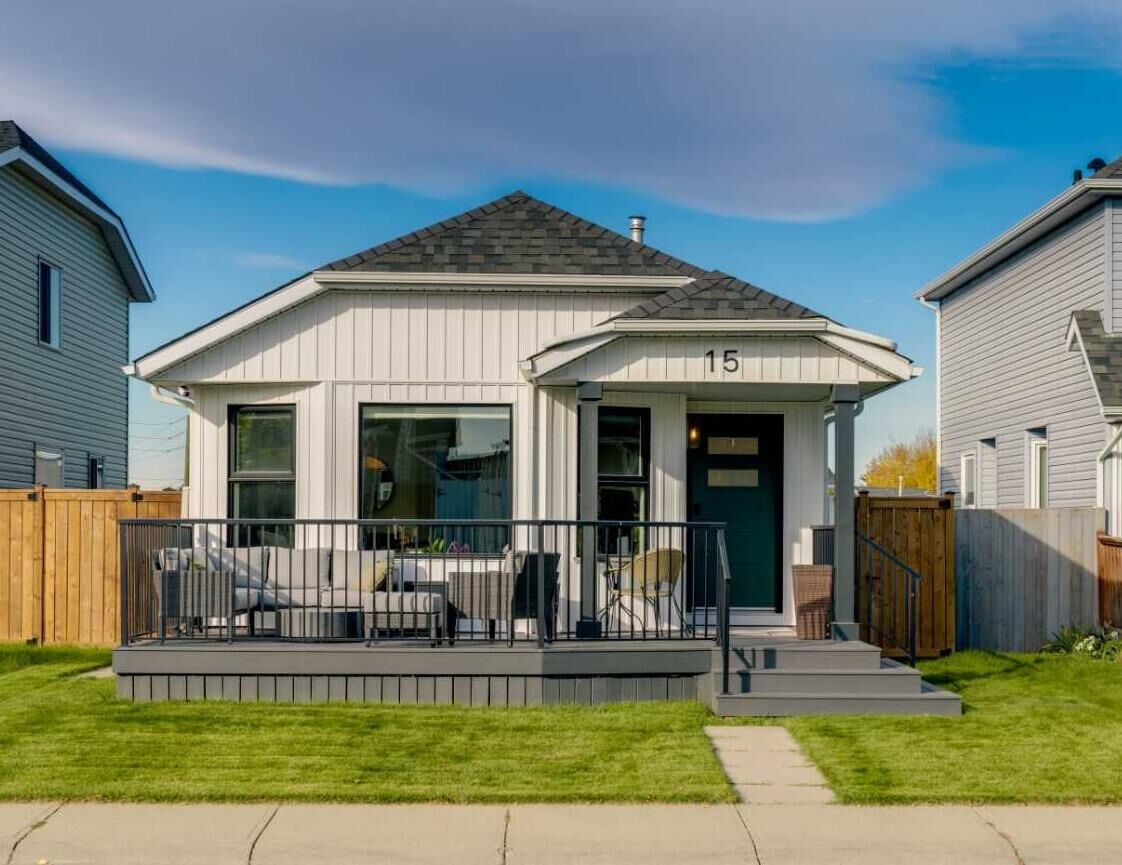 Property Photo:  15 Rivercrest Way SE  AB T2C 4J8 