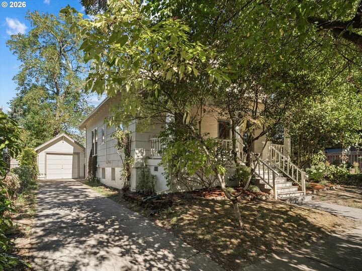Property Photo:  2235 SE Brooklyn St  OR 97202 