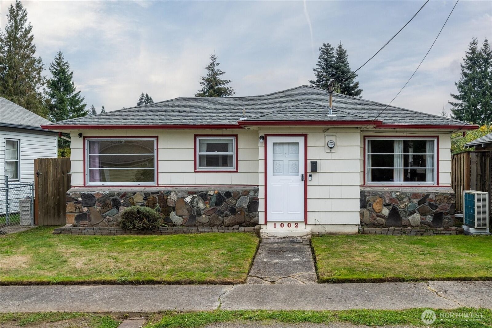 Property Photo:  1002  N 10th Avenue  WA 98626 