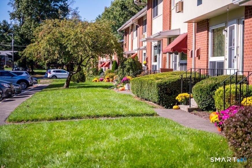 Property Photo:  81 Worth Avenue  CT 06518 