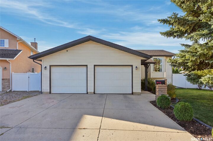 Property Photo:  210 Coben Crescent  SK S7S 1B3 