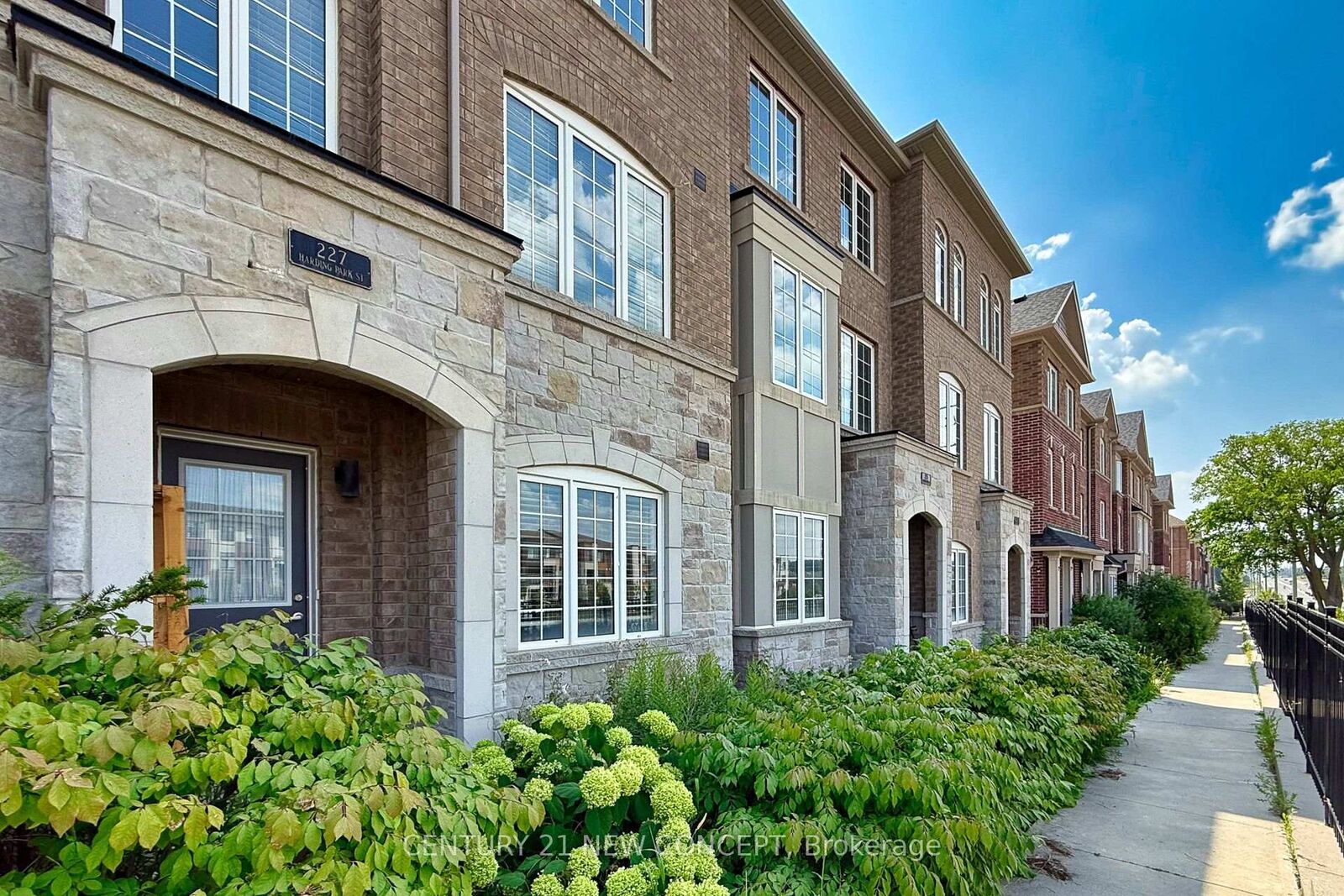 Property Photo:  227 Harding Park Street  ON L3Y 0E3 