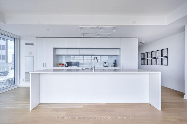 Property Photo: 99 Foxbar Road 1402 ON M4V 0B2