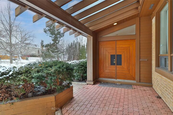 Property Photo:  11 Leacroft Crescent  ON M3B 2G5 