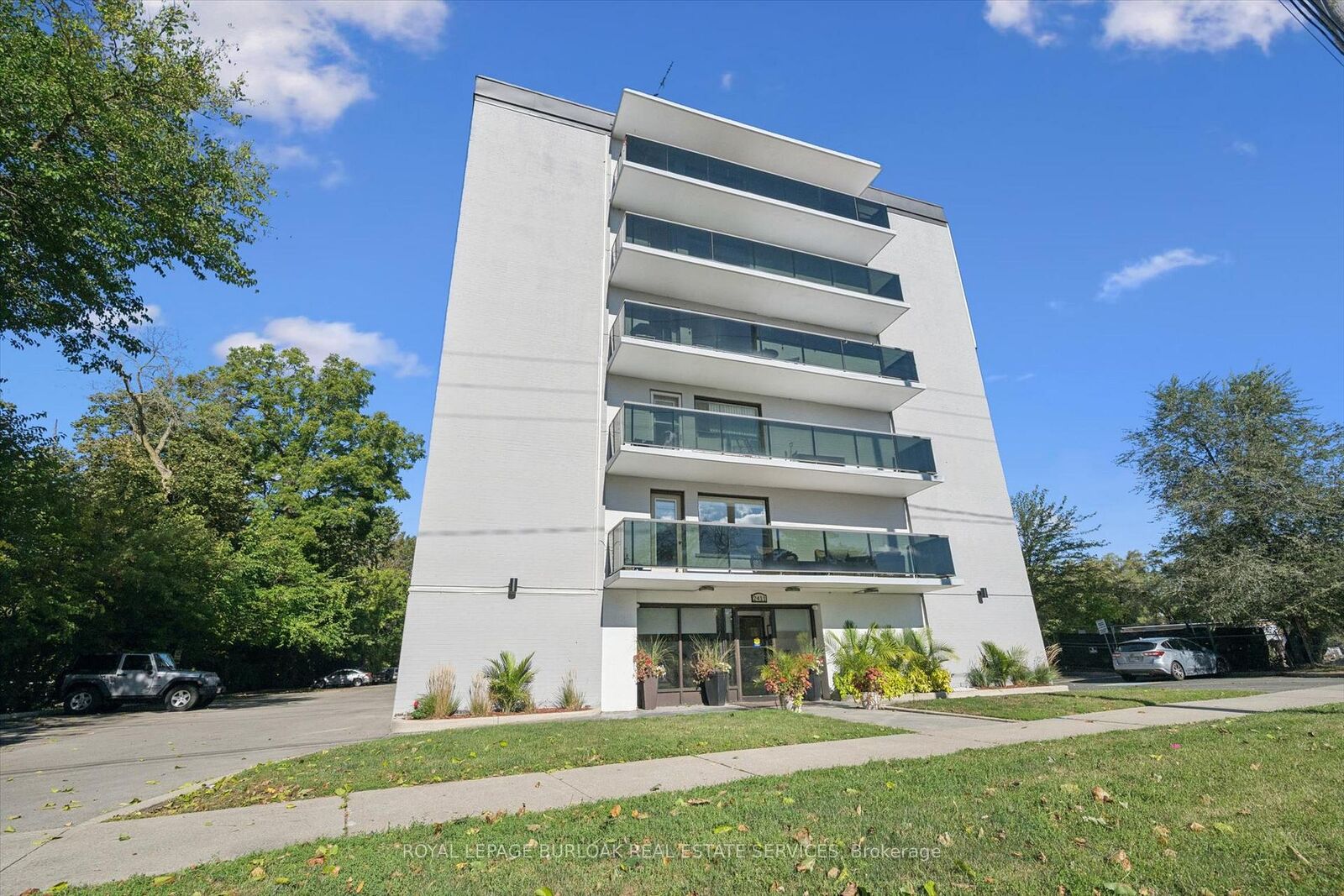 Property Photo:  2411 New Street 405  ON L7R 1K2 