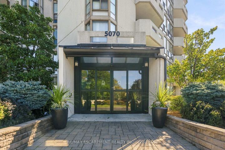 Property Photo:  5070 Pinedale Avenue 302  ON L7L 5V6 