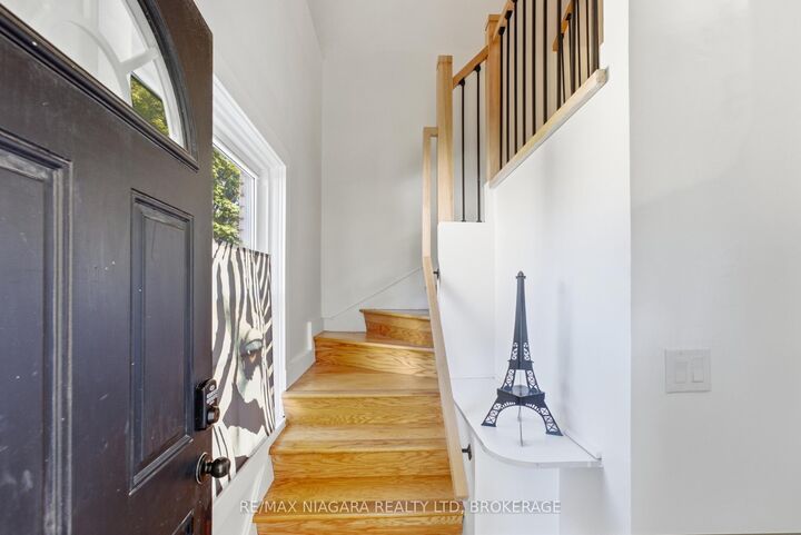 Property Photo:  34 Haig Street Upper  ON L2R 6K8 