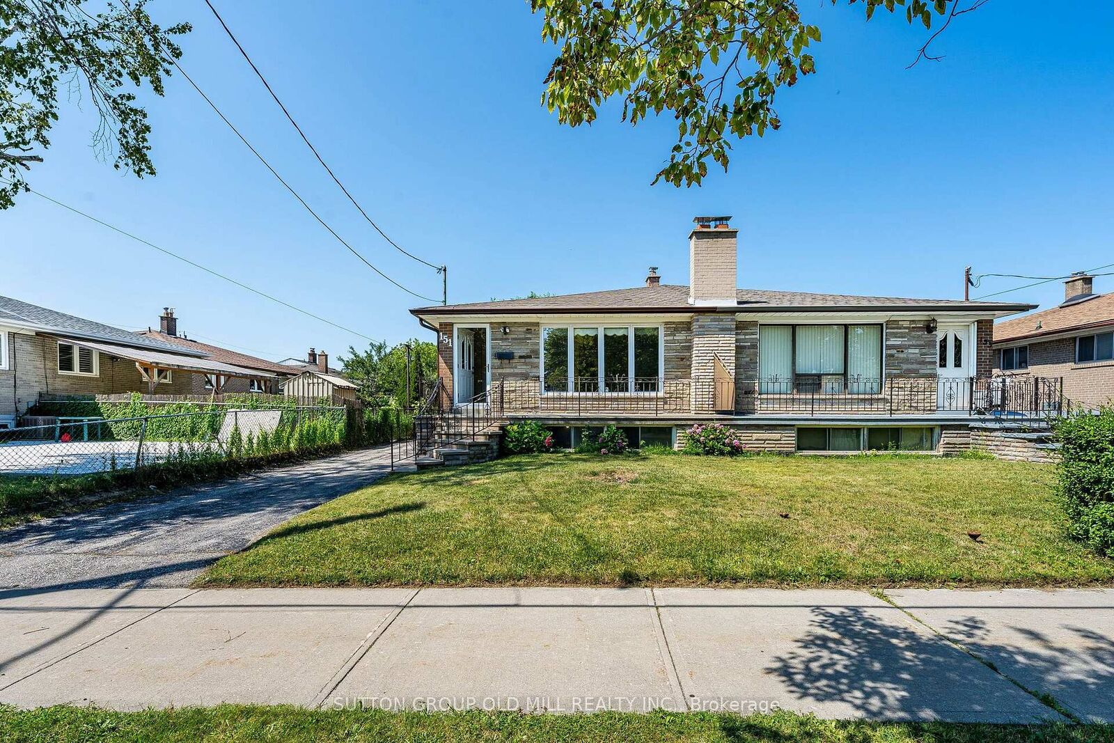 Property Photo:  151 Lanyard Road  ON M9M 1Z3 