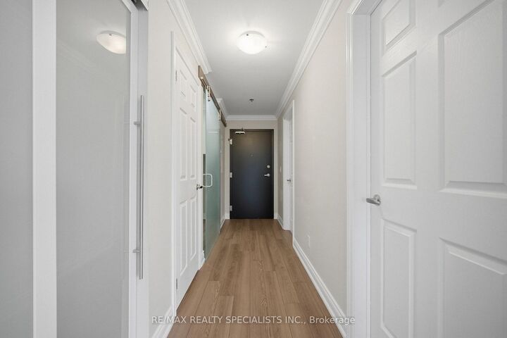 Property Photo:  21 Brookhouse Drive 304  ON L1B 0V4 