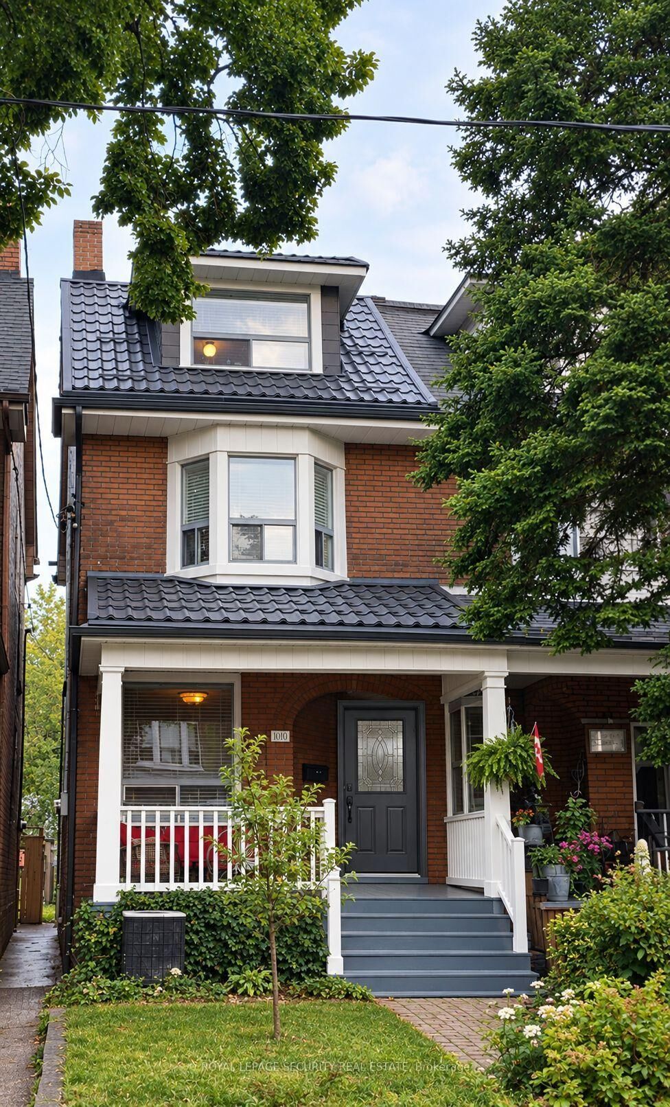 Property Photo:  380 Crawford Street Main Floor  ON M6J 2V9 
