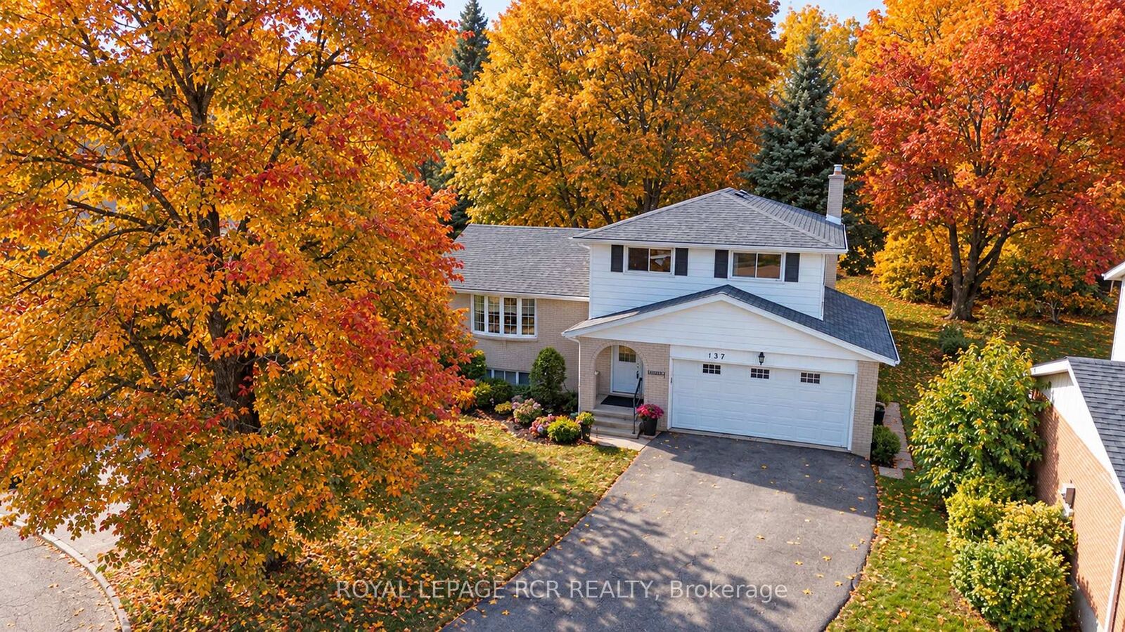 Property Photo:  137 White Pine Crescent  ON N2V 1B3 