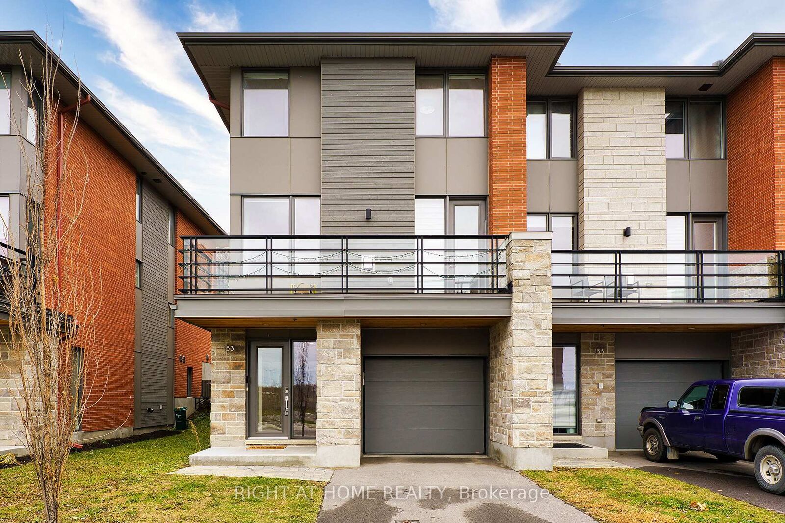 Property Photo: 153 Boundstone Way ON K2T 0M5