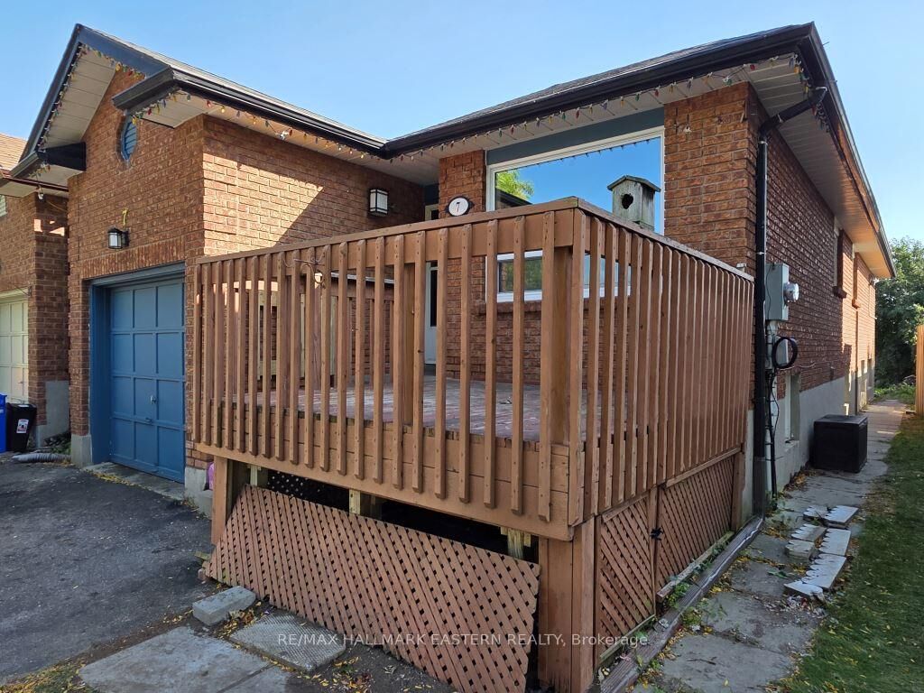 Property Photo:  7 Turnberry Crescent  ON L1E 1A7 