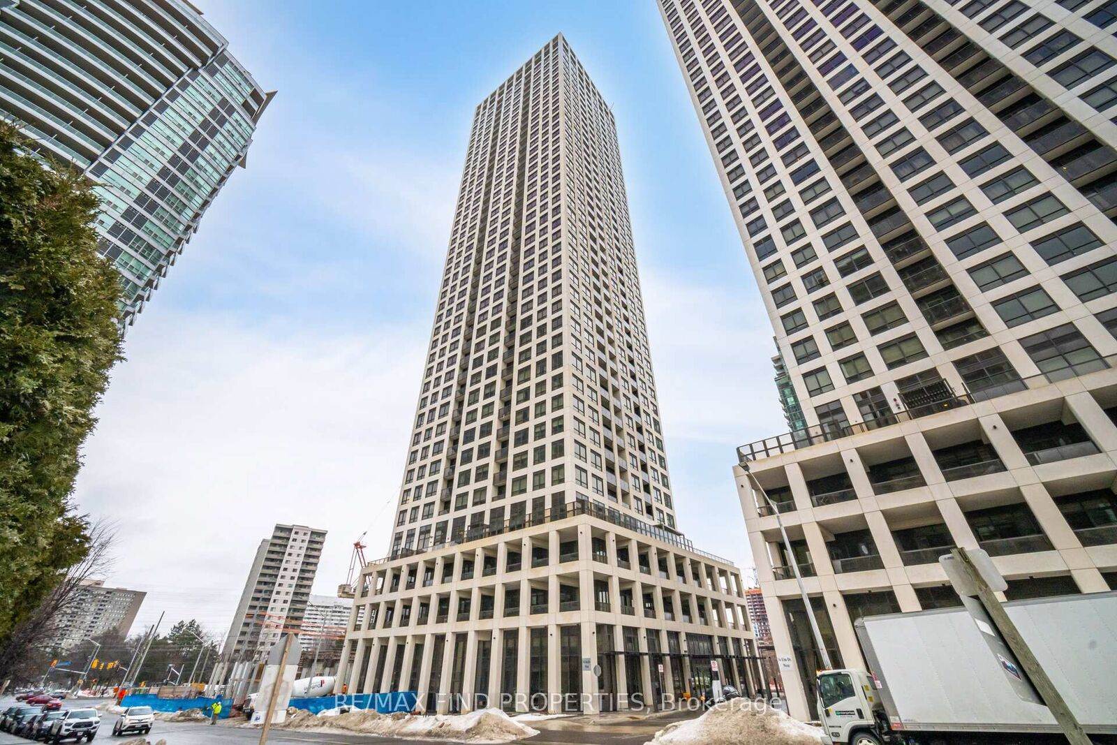 Property Photo:  30 Elm Drive W 3604  ON L5B 0N6 