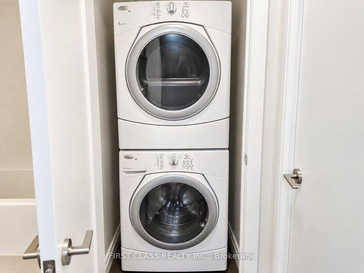 Property Photo:  135 Village Green Square 2216  ON M1S 0G4 