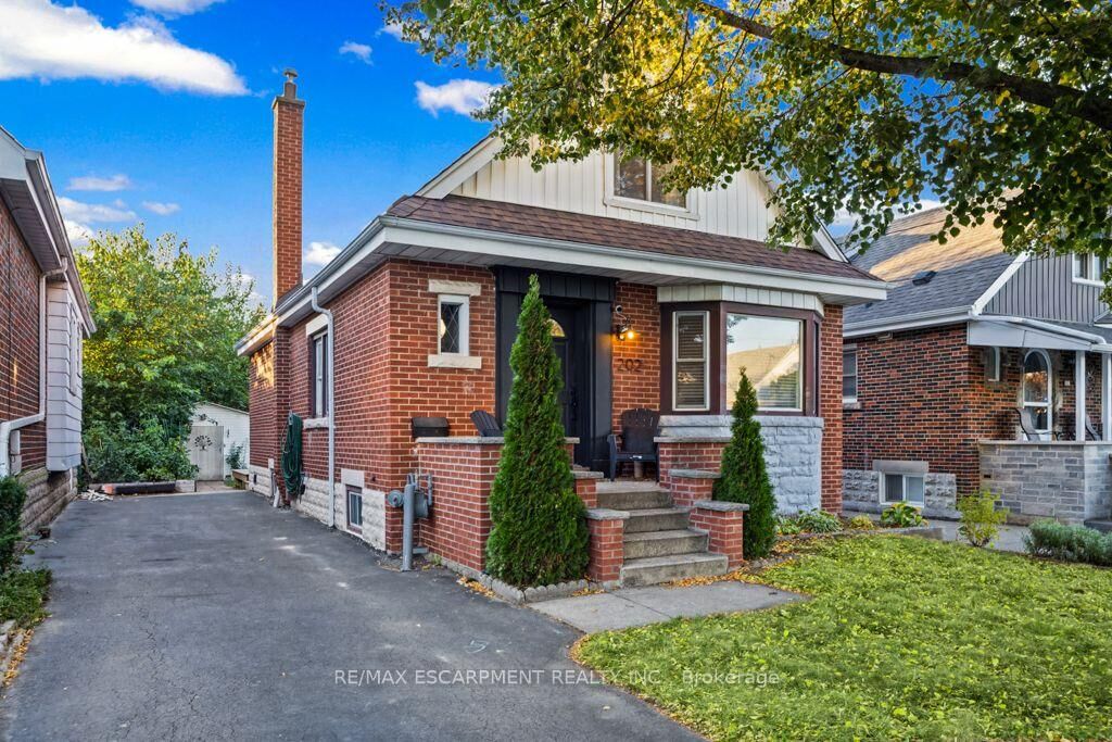 Property Photo:  202 Huxley Avenue S  ON L8K 2R3 