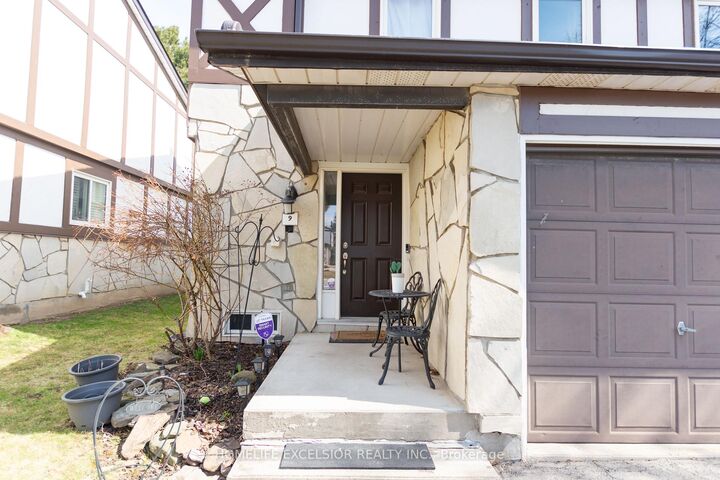 Property Photo:  2200 Glenwood School Drive 9  ON L7R 4H3 