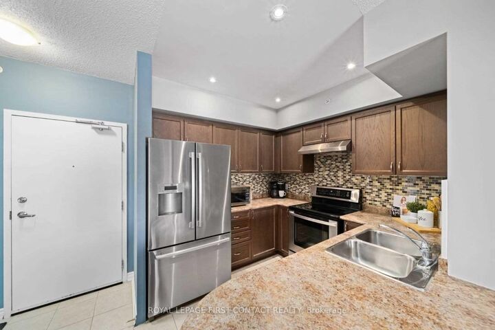 Property Photo:  39 Ferndale Drive S 410  ON L4N 5T5 