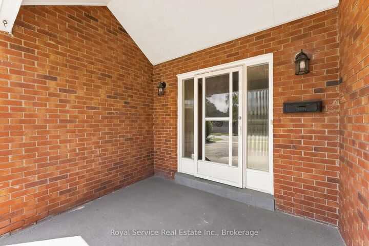 Property Photo:  640 Hillcroft Street  ON L1G 7K6 