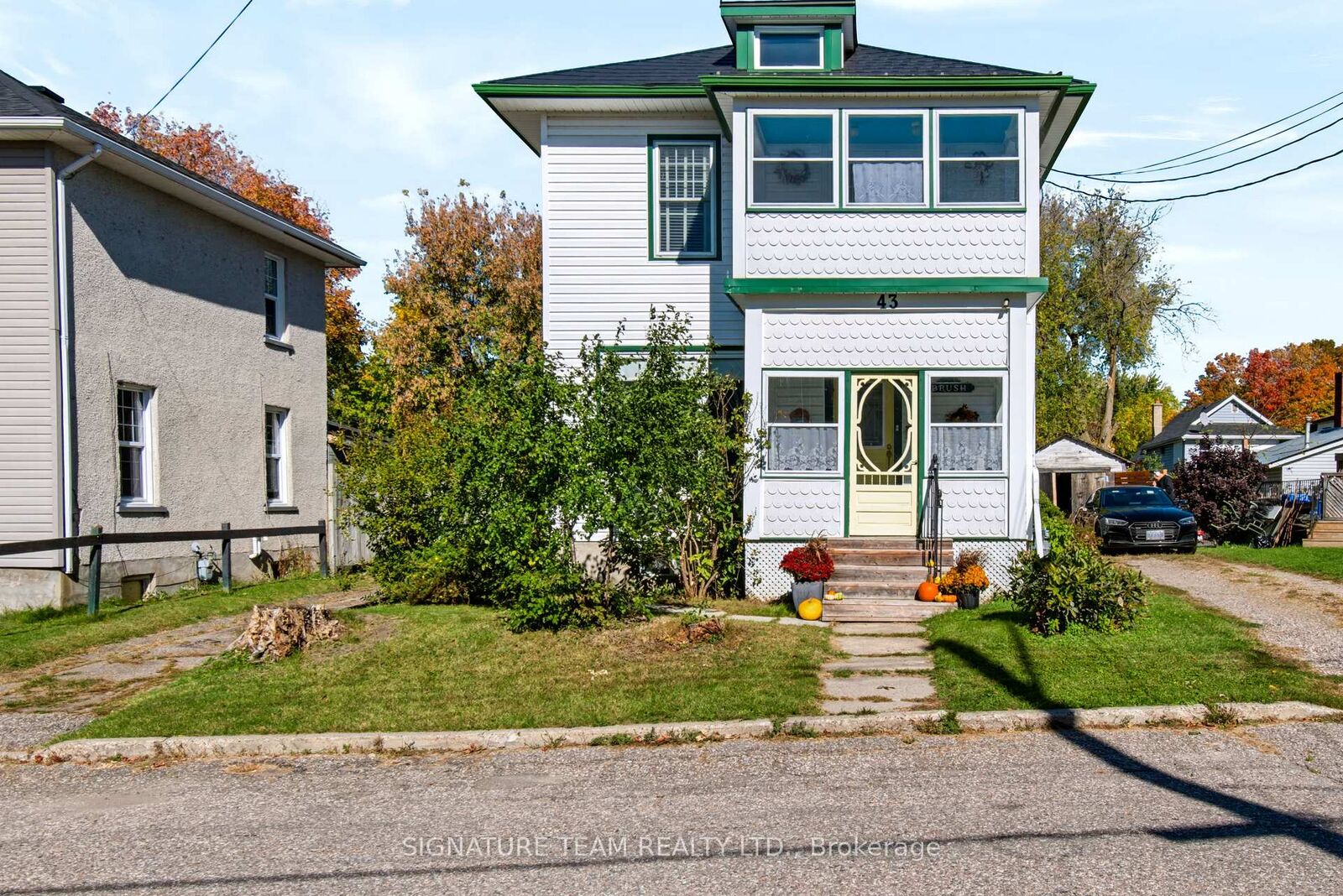 Property Photo:  43 Bank Street S  ON K7V 2E5 