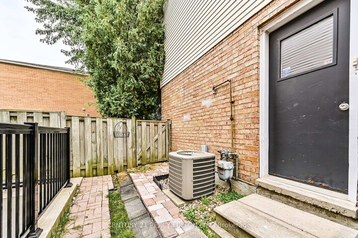 Property Photo: 54 Chapel Park Square ON M1V 2S5