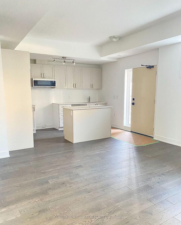 Property Photo:  1070 Douglas McCurdy Common 124  ON L5G 0C6 