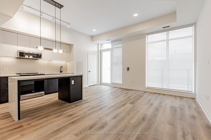 Property Photo:  5 York Garden Way Th#101  ON M6A 2V1 