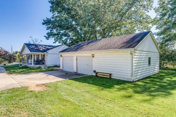 Property Photo: 695 Deeds SE Terrace OH 43130