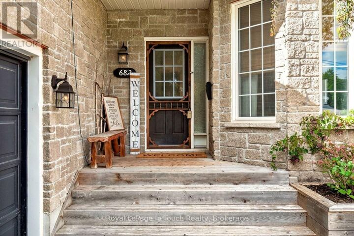 Property Photo:  682 Dominion Avenue  ON L4R 1R8 