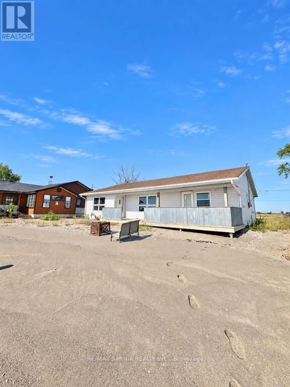 Property Photo:  18200 Erie Shore Drive  ON K0P 1A0 