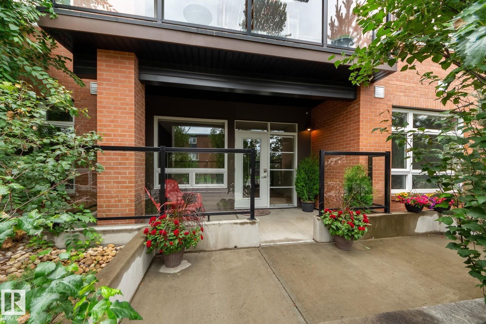 Property Photo:  10606 84 Avenue NW 102  AB T6E 2H6 