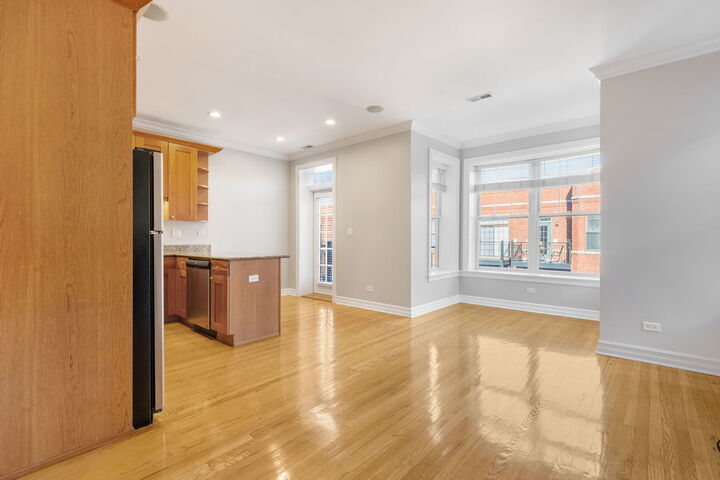 Property Photo: 2705 N Mildred Avenue 3A IL 60614