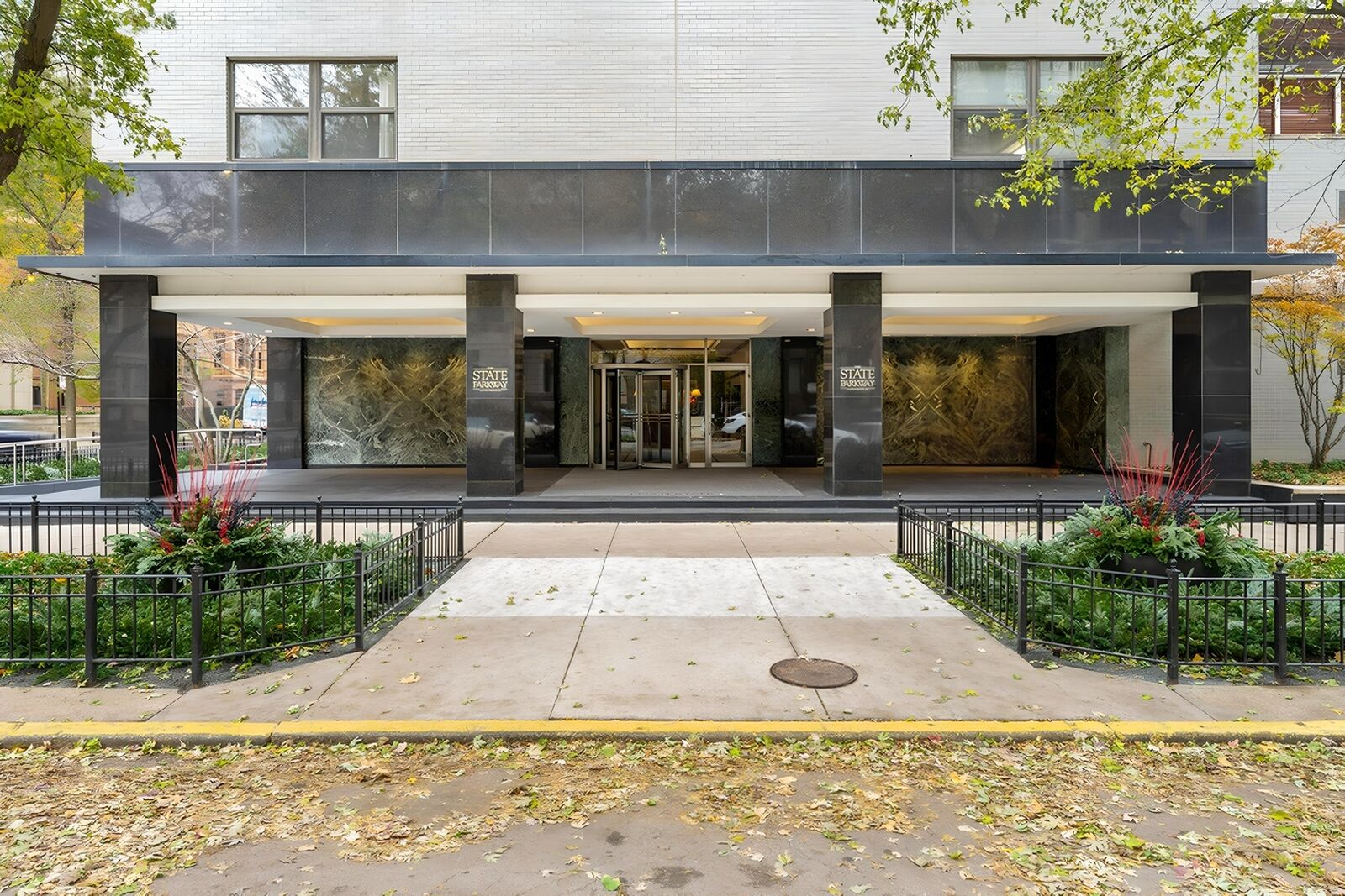 Property Photo: 1445 N State Parkway 1904 IL 60610