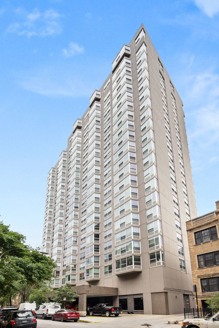 Property Photo:  720 W Gordon Terrace 18B  IL 60613 