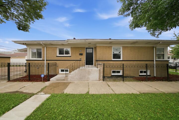 Property Photo: 6601 S Francisco Avenue IL 60629