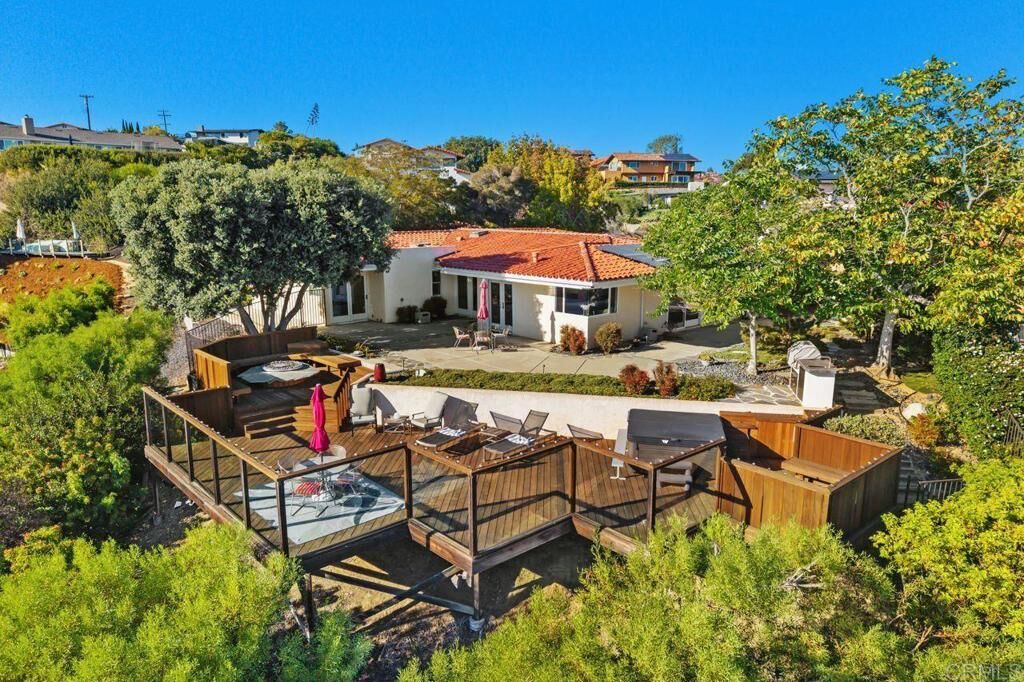 Property Photo: 5324 Calle Vista CA 92109