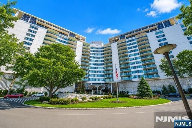 Property Photo:  1 Claridge Drive 114  NJ 07044 